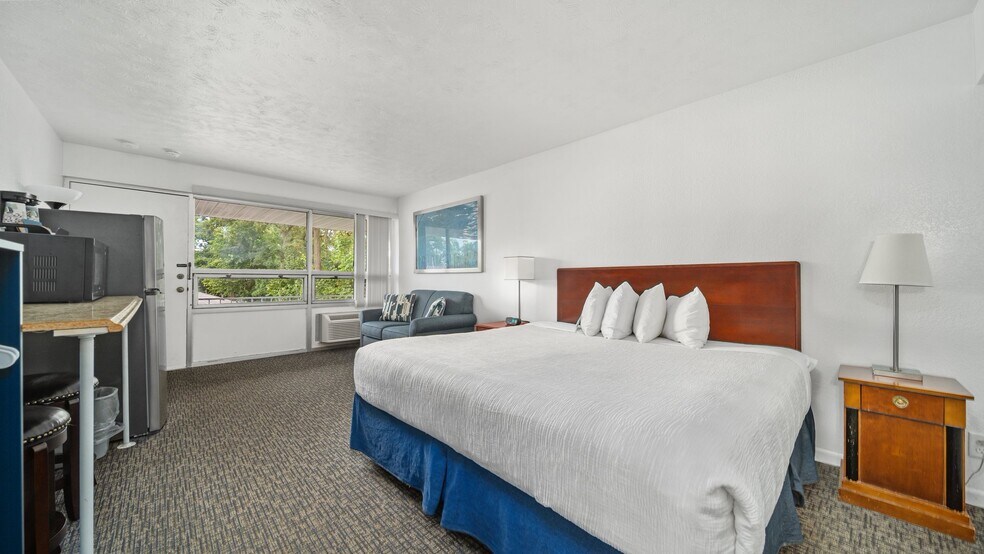 More Photos Of 1010 E Front St, Traverse City Hotel For Sale