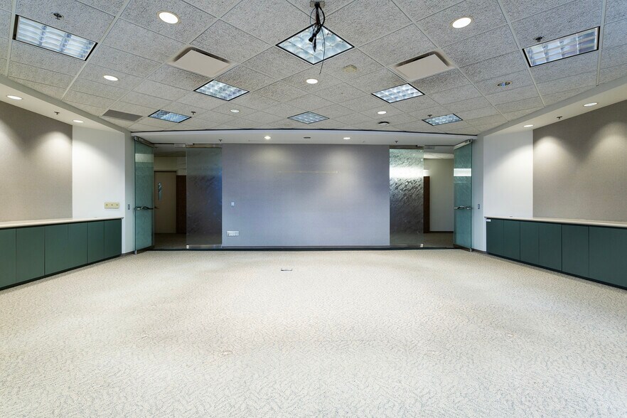 More Photos Of 4 Overlook Pt, Lincolnshire Office For Lease