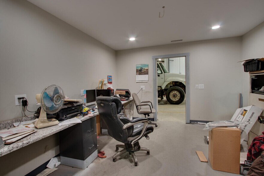 More Photos Of 25137 Outer Road 27, Wayland Auto Repair For Lease