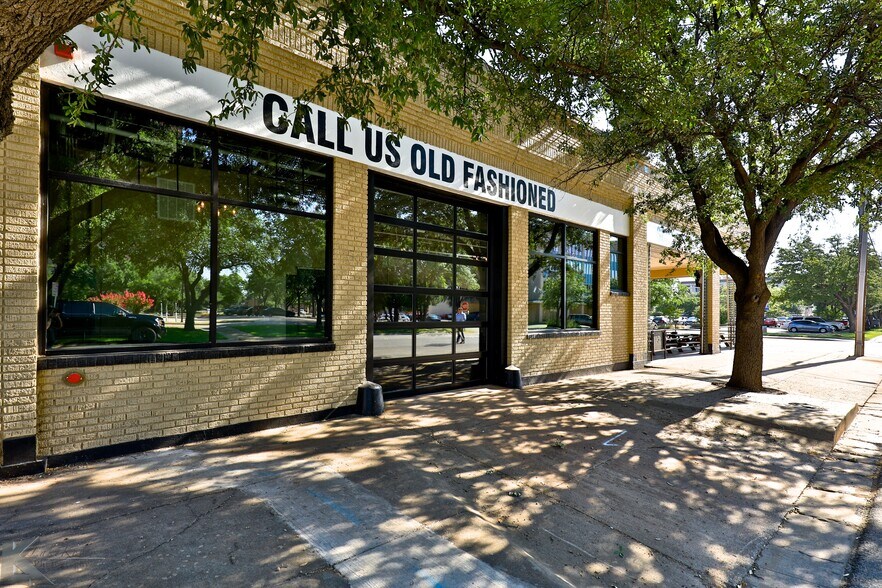 More Photos Of 382 Chestnut St, Abilene Bar For Sale