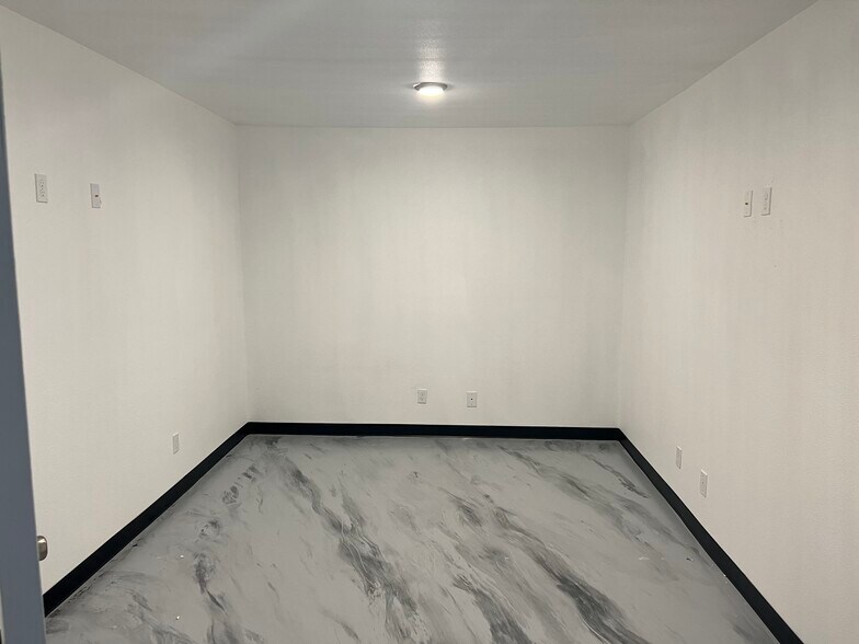 More Photos Of 852 W 31st St, Monahans Warehouse For Lease