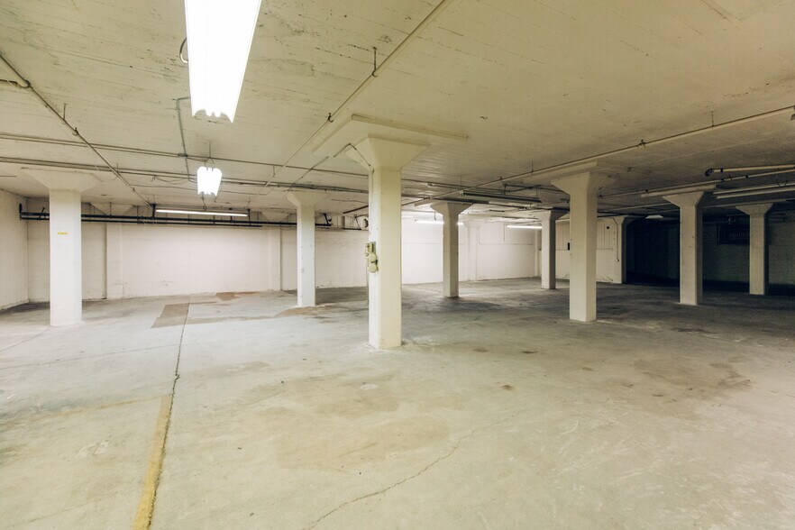 More Photos Of 221-239 SE Madison St, Portland Warehouse For Lease