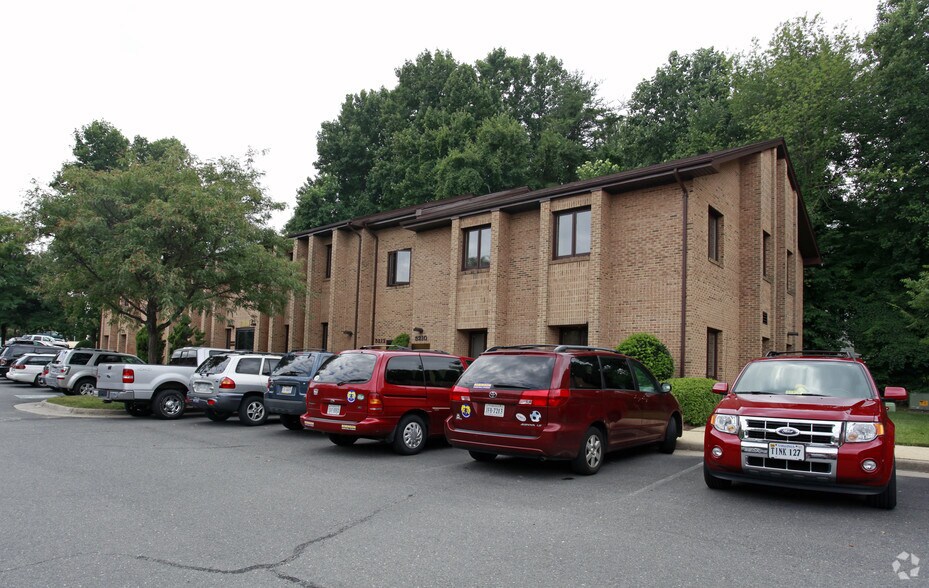 Primary Photo Of 5210-5216 Lyngate Ct, Burke Medical For Lease