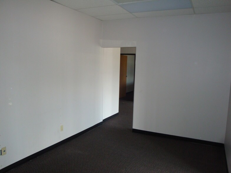 More Photos Of 4214 Fleur Dr, Des Moines General Retail For Lease