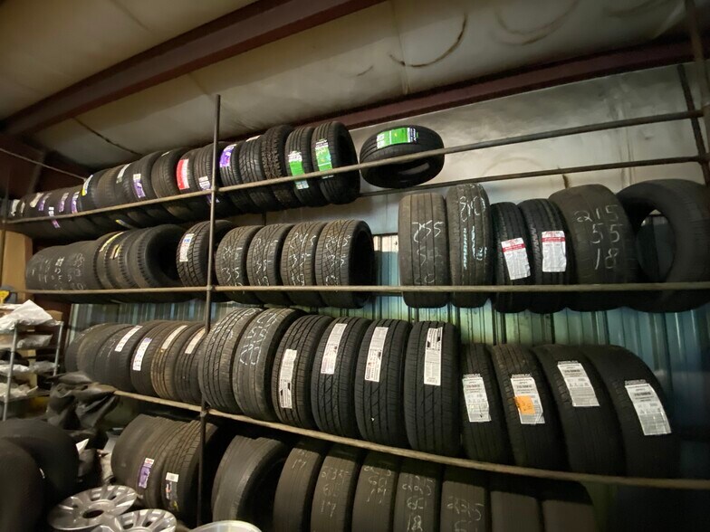 More Photos Of 23 Lana Ln, Burnsville Auto Repair For Sale