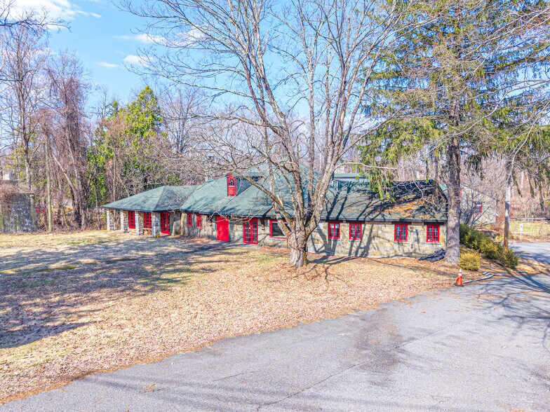 Primary Photo Of 30 Gingerbread Castle Rd, Hamburg Storefront For Lease