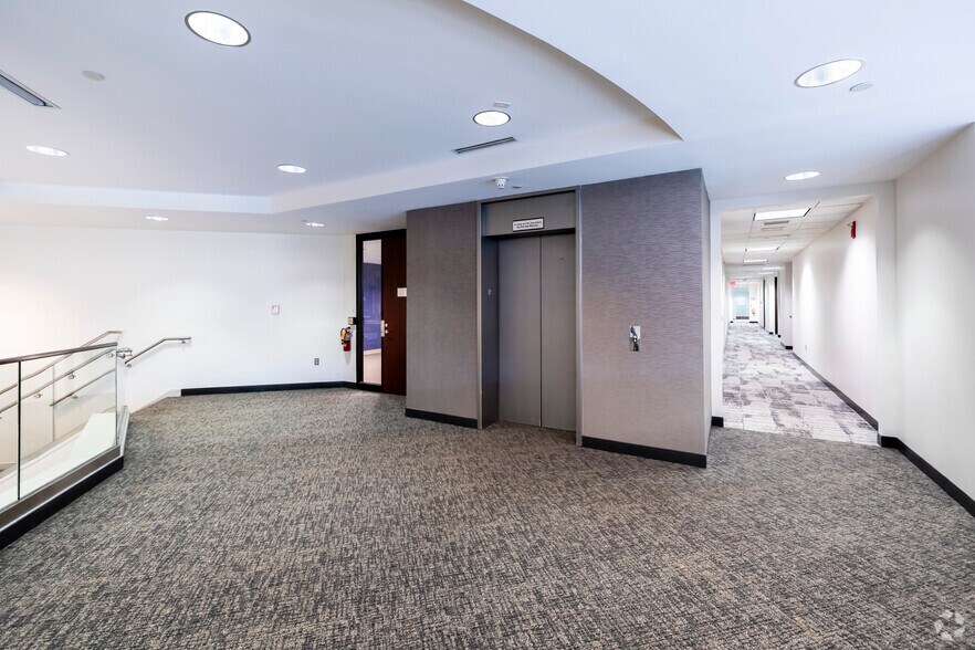 More Photos Of 2820 Waterford Lake Dr, Midlothian Office For Lease