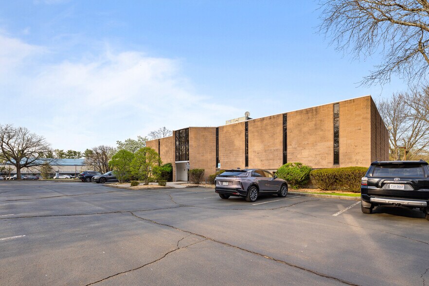 More Photos Of 19 Squadron Blvd, New City Office For Lease