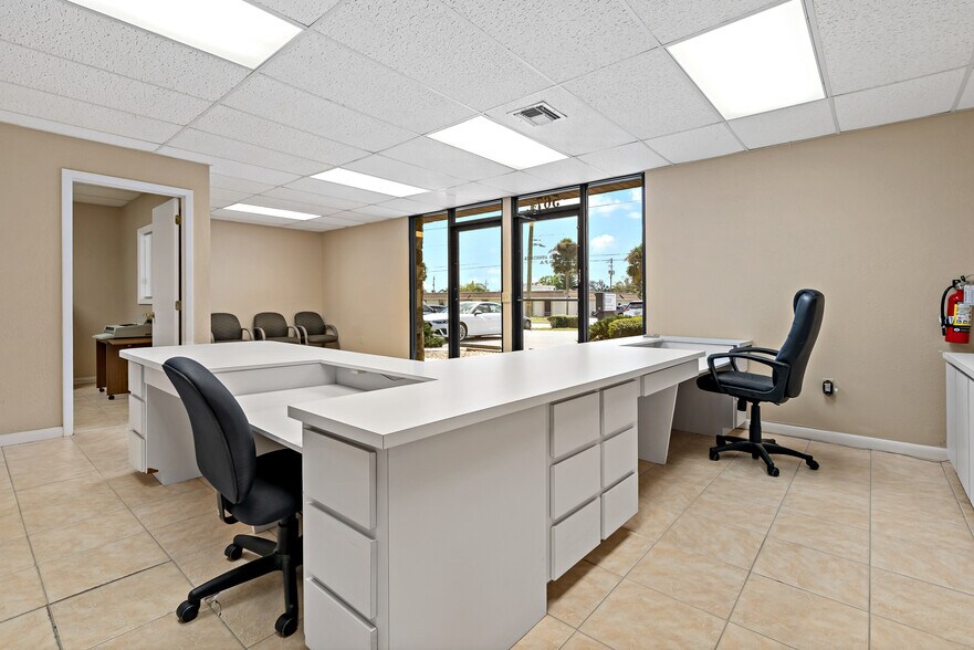 More Photos Of 567 Avenue K SE, Winter Haven Office For Sale
