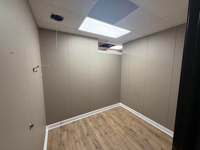 More Photos Of 1450 W Main St, Saint Charles Unknown For Lease