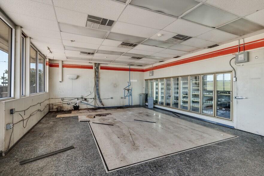 More Photos Of 1136 Central Fwy, Wichita Falls Service Station For Sale