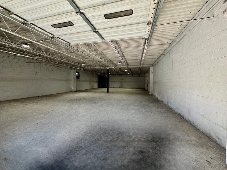 More Photos Of 6190 Old Mendenhall Rd, High Point Warehouse For Lease