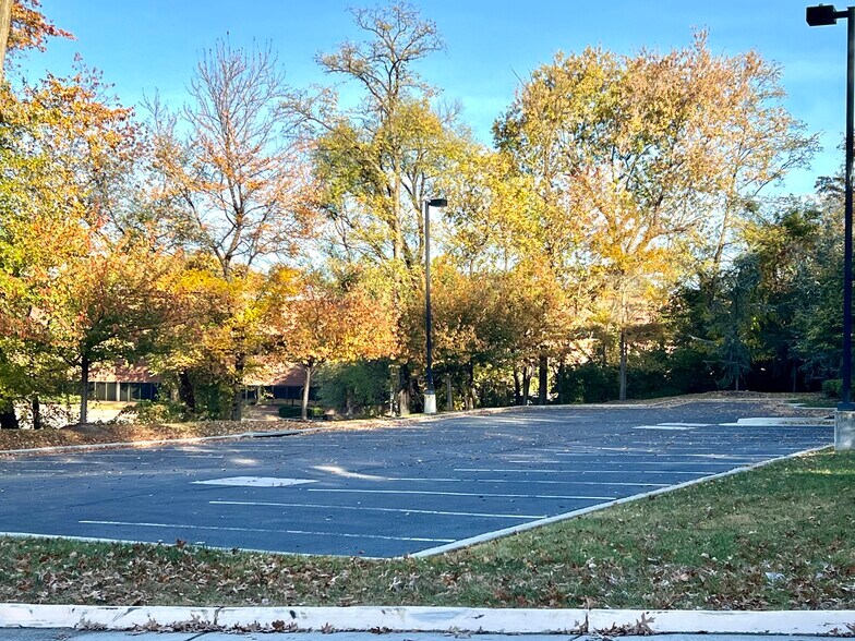 More Photos Of 5440 Cherokee Ave, Alexandria Showroom For Lease