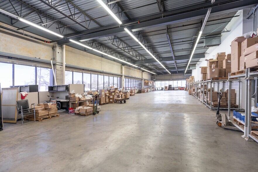More Photos Of 450-460 Veterans Dr, Burlington Light Distribution For Lease