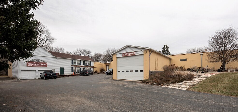 More Photos Of 890 Lake Ave, Woodstock General Retail For Sale