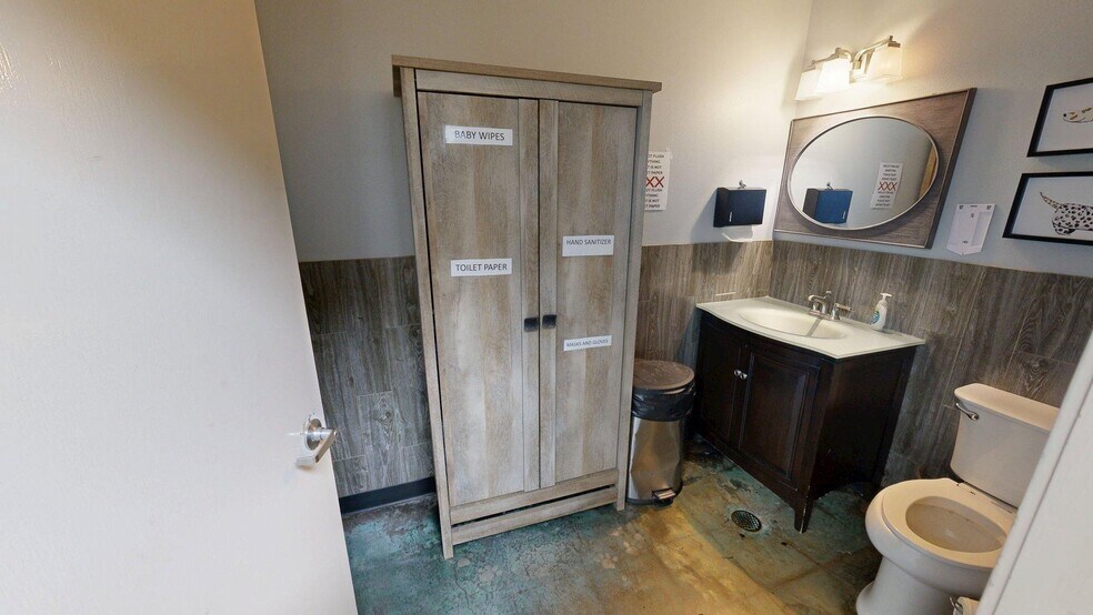 More Photos Of 3663 S Dairy Ashford Rd, Houston Veterinarian Kennel For Sale