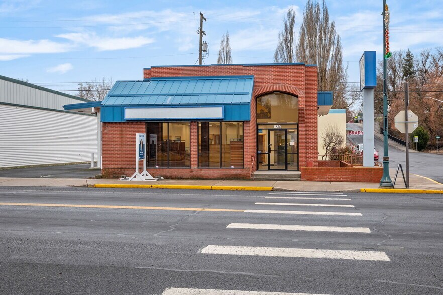 More Photos Of 639 Morgan St, Davenport Bank For Lease