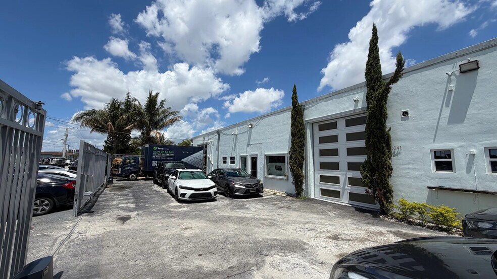 More Photos Of 3241-3249 NW 38th St, Miami Manufacturing For Lease