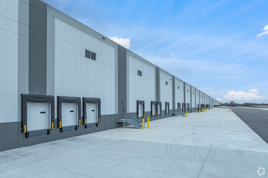 More Photos Of 901 E Laraway Rd, Joliet Distribution For Lease