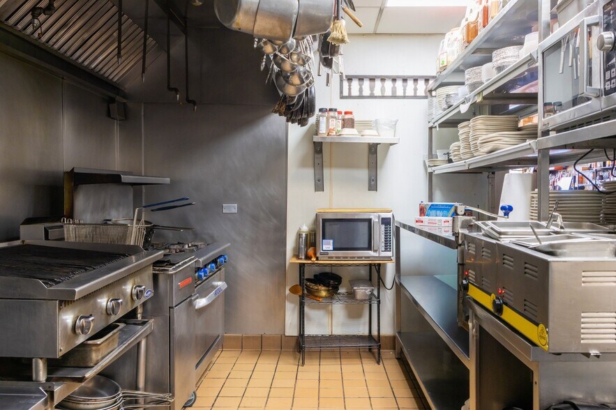 More Photos Of 2100 W Division St, Chicago General Retail For Lease