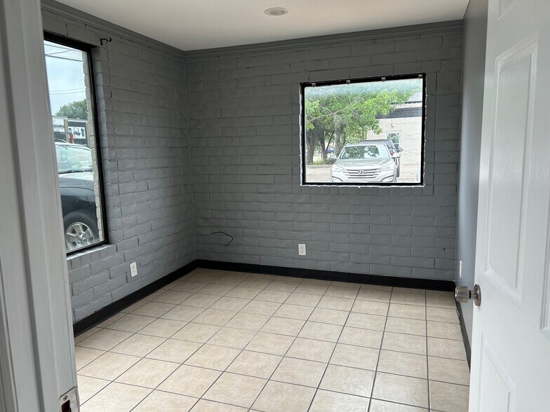 More Photos Of 2529 Merrell Rd, Dallas Light Distribution For Lease