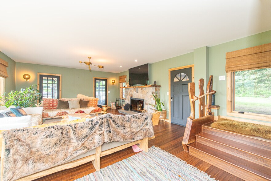 More Photos Of 62 Mount Pleasant Rd, Columbia Specialty For Sale