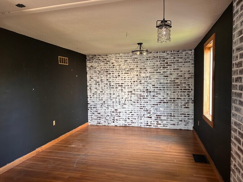 More Photos Of 310 E Washington St, Cuba Flex For Sale