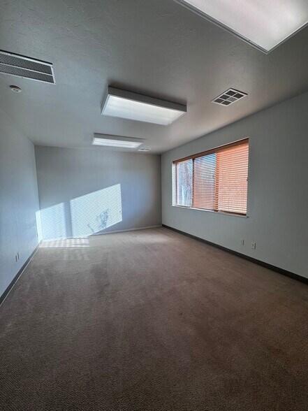 More Photos Of 1448 N Mustang Rd, Mustang Office For Lease