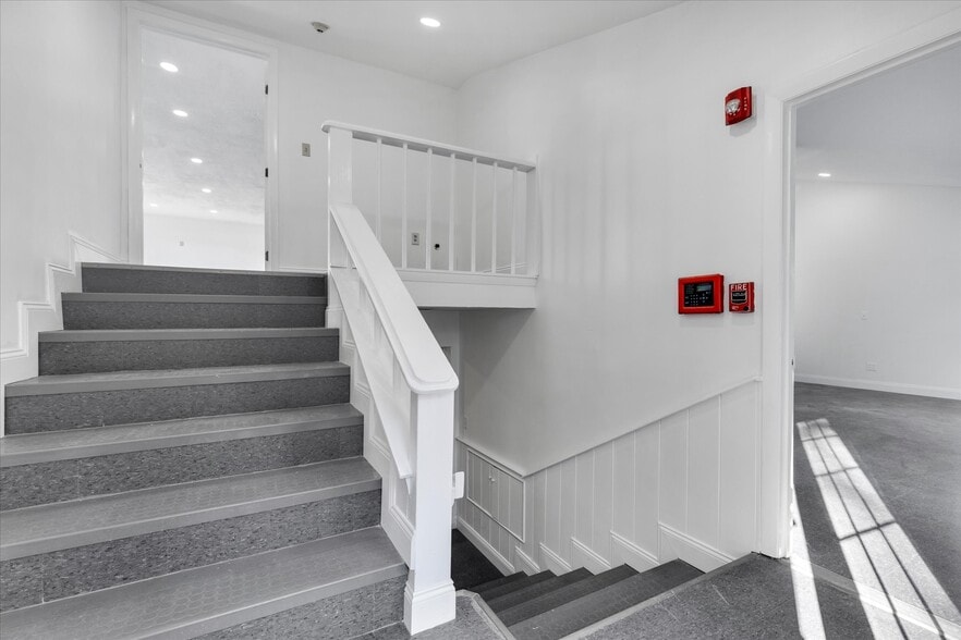 More Photos Of 307 Falmouth Rd, Hyannis Office For Sale