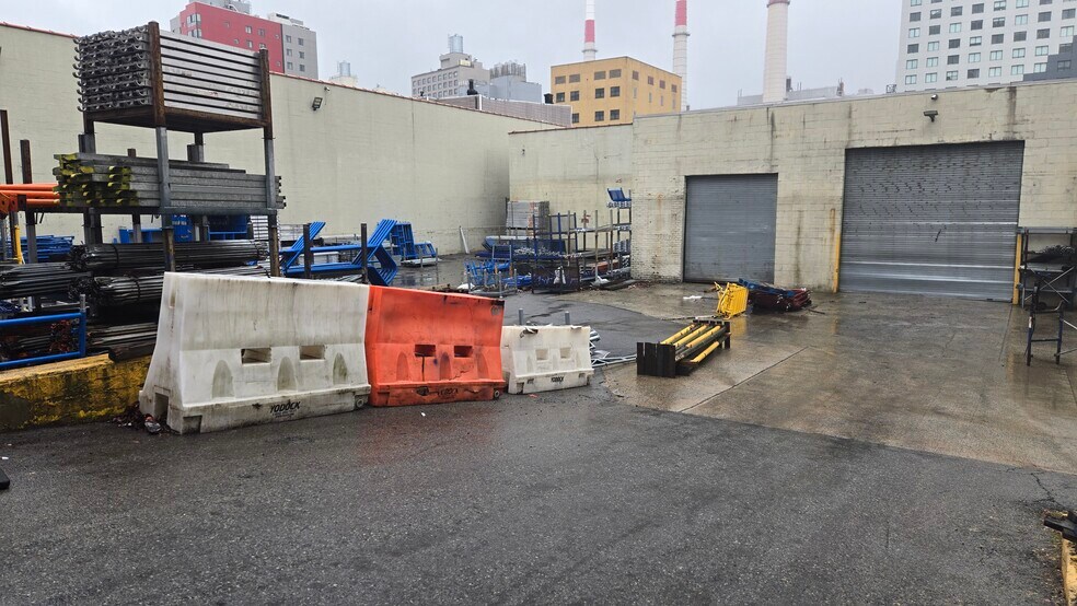 More Photos Of 3715 11th St, Long Island City Land For Lease