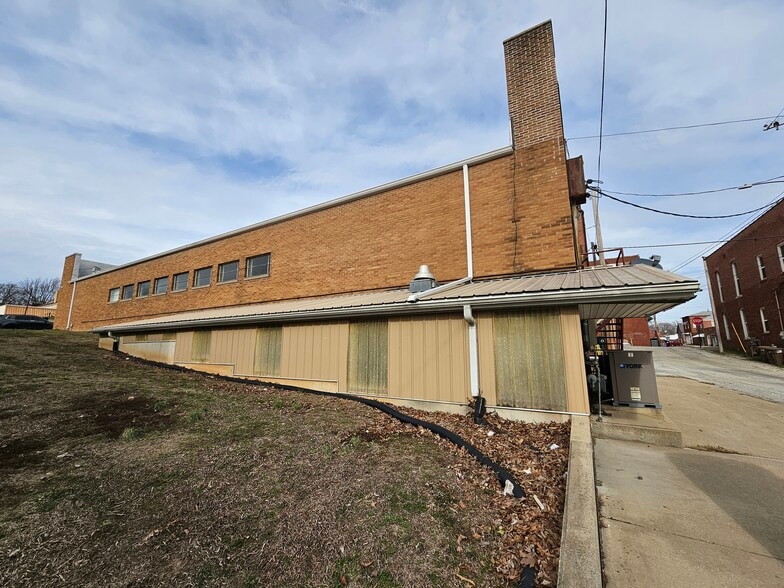 More Photos Of 411 S Main St, Hillsboro Specialty For Sale