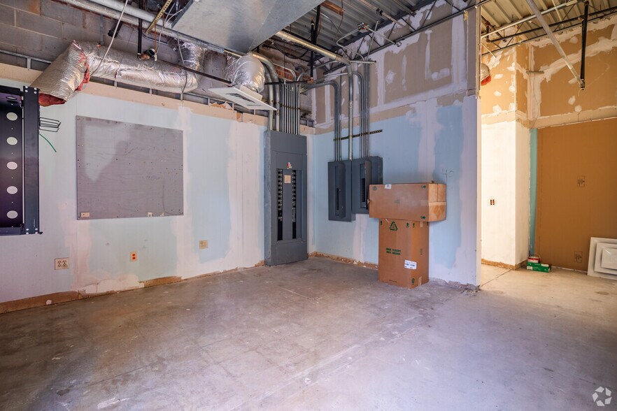 More Photos Of 6570 Tara Blvd, Jonesboro Storefront For Lease