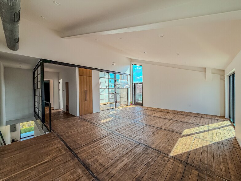 More Photos Of 4750 Iberia Ave, Dallas Office Residential For Sale