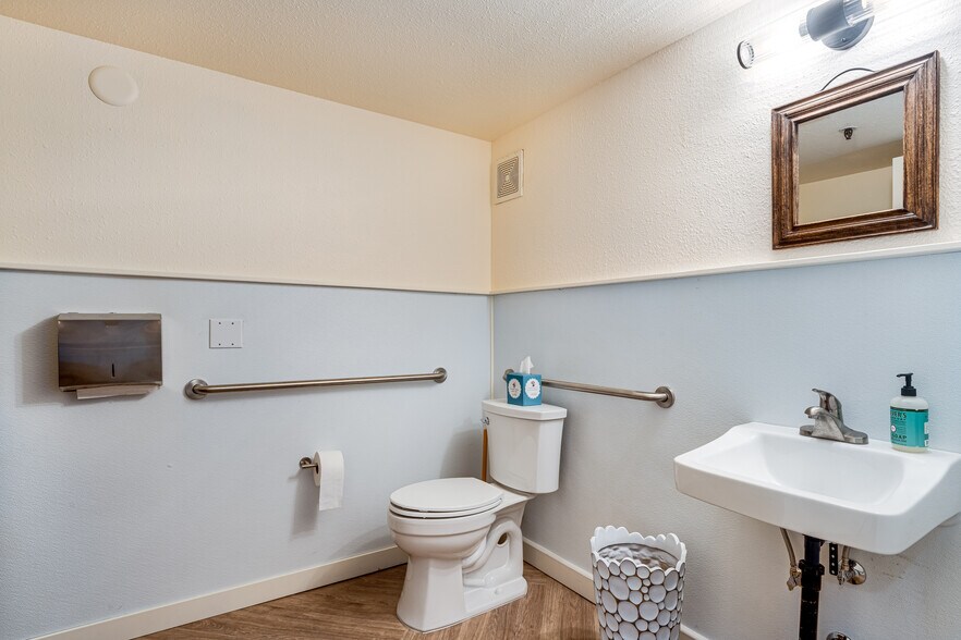 More Photos Of 1270 Broadway, Sonoma Freestanding For Sale