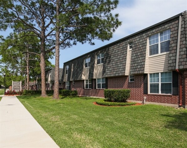 Primary Photo Of 111 Skyview Ter, Friendswood Apartments For Sale