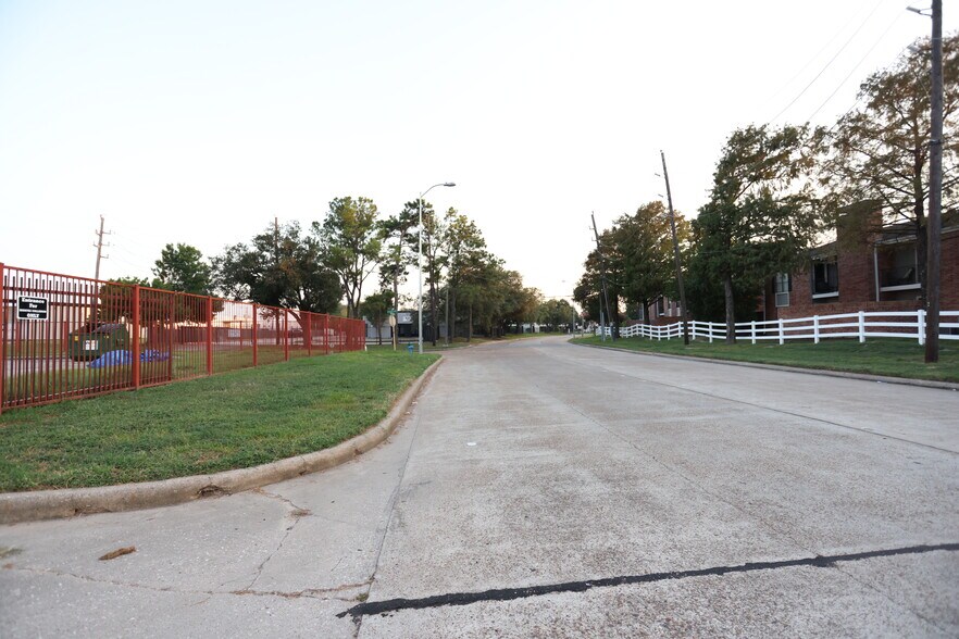 More Photos Of 101 Wells Fargo Dr, Houston Auto Repair For Sale