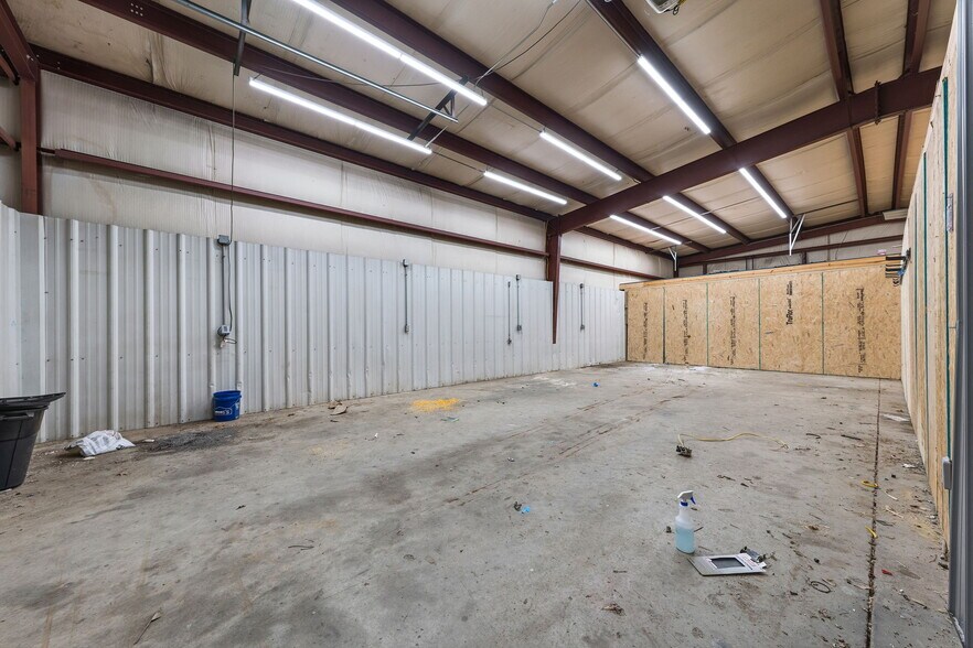 More Photos Of 505 Industrial Dr, Glasgow Flex For Sale