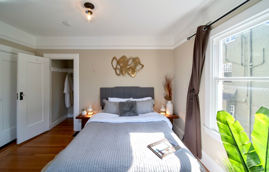 More Photos Of 435 Vernon St, Oakland Specialty For Sale