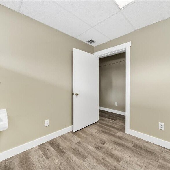 More Photos Of 25400-25430 Goddard Rd, Taylor Medical For Sale