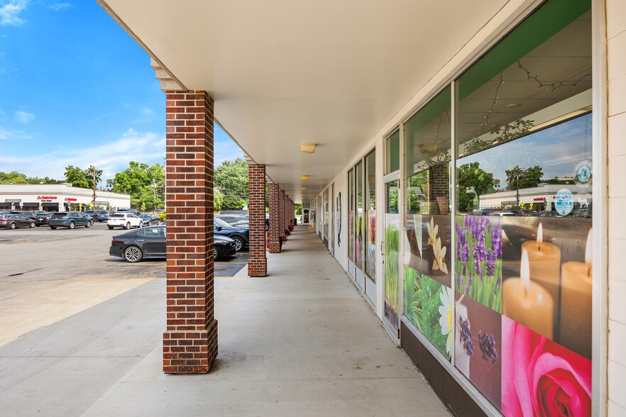 More Photos Of 4040-4125 University Ave, Des Moines Unknown For Lease