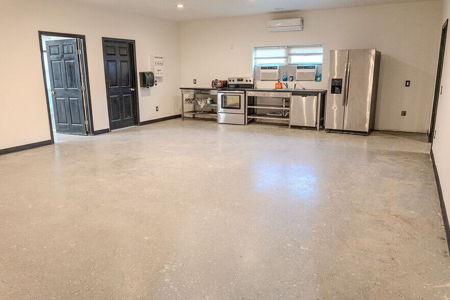 More Photos Of 6160 Mineral Wells Hwy, Weatherford Industrial For Lease