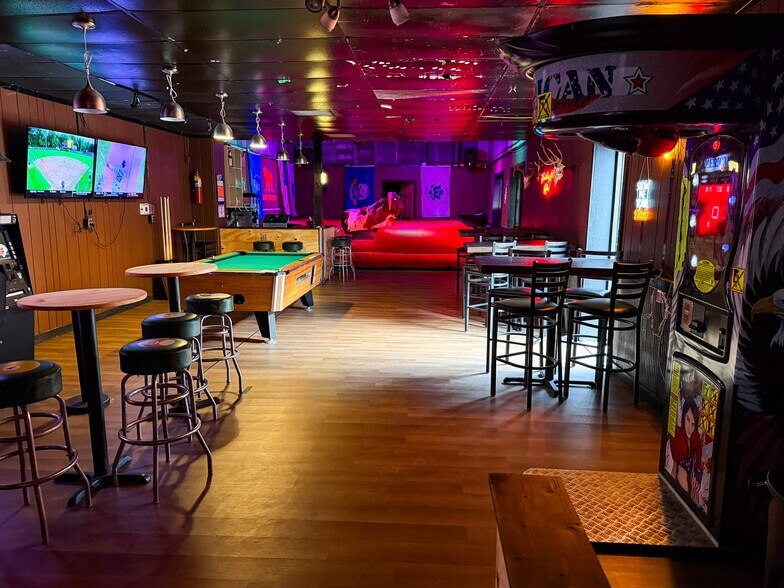 More Photos Of 906 Hampshire St, Quincy Bar For Sale