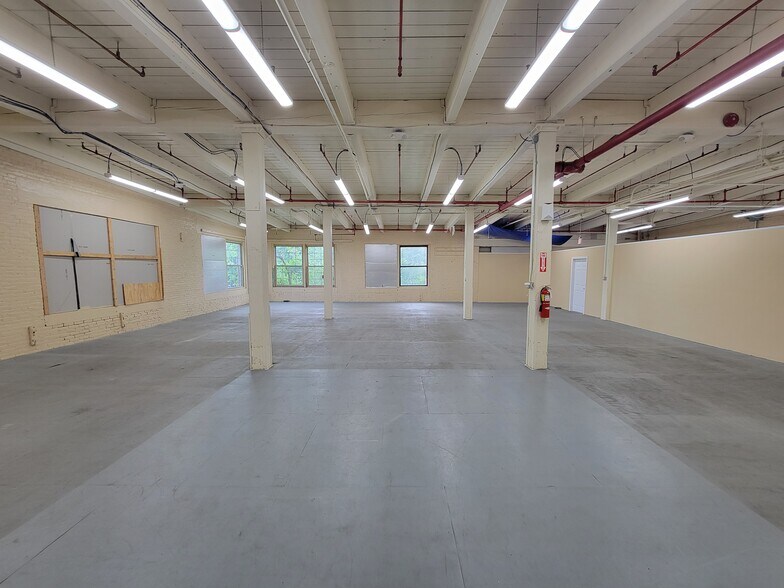 More Photos Of 100 Pleasant St, Dracut Self Storage For Lease