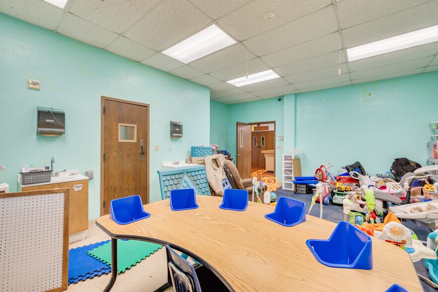 More Photos Of 3170 N McMullen Booth Rd, Clearwater Schools For Lease