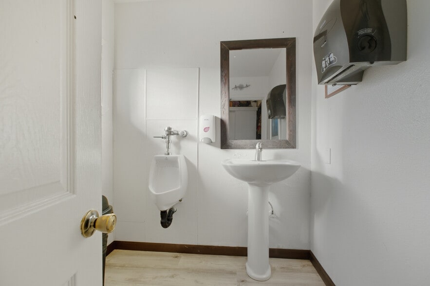 More Photos Of 1185 NE Mill St, Waldport Flex For Sale
