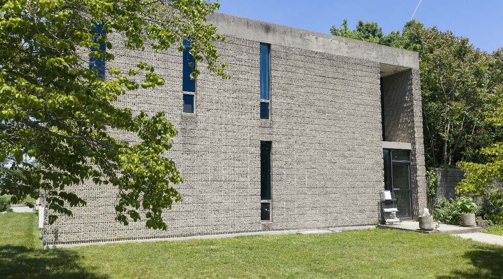 More Photos Of 919 Main St, Clinton Warehouse For Sale