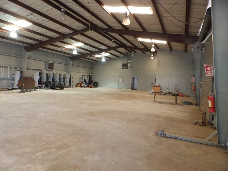 More Photos Of 2005 Tile Factory Rd, Palestine Manufacturing For Lease
