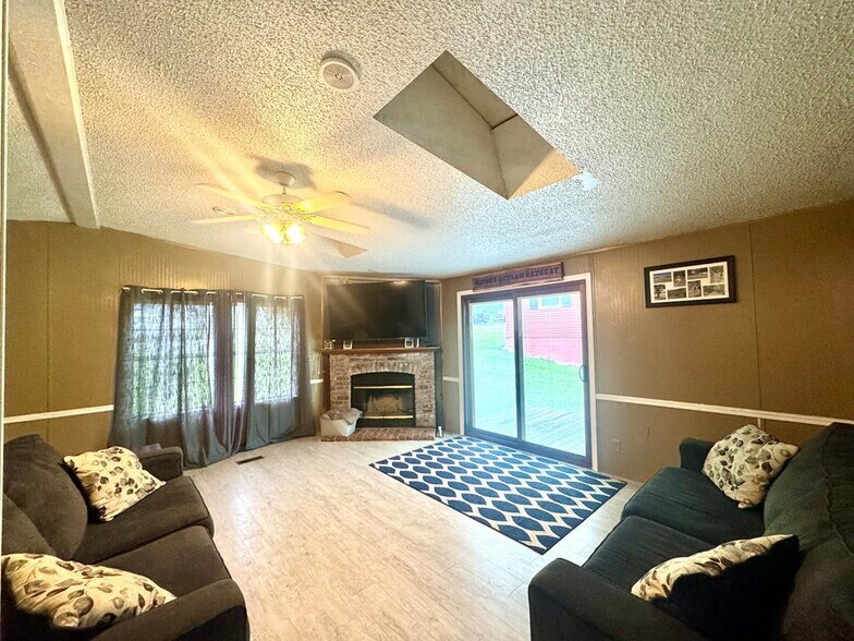 More Photos Of 158 Caloric Rd., Mullens Flex For Sale