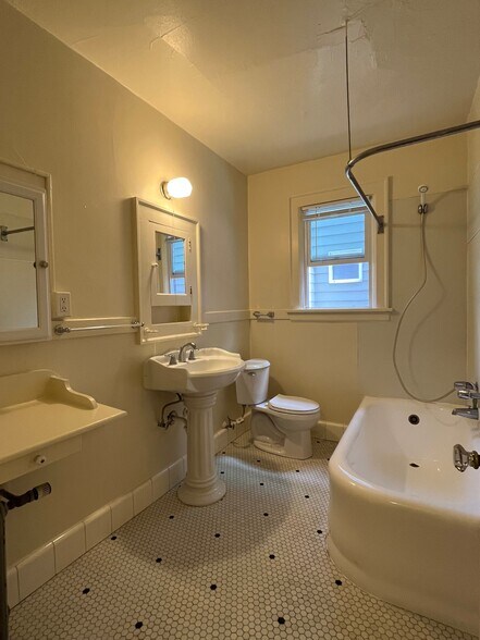 More Photos Of 2051 NW Lovejoy St, Portland Apartments For Sale