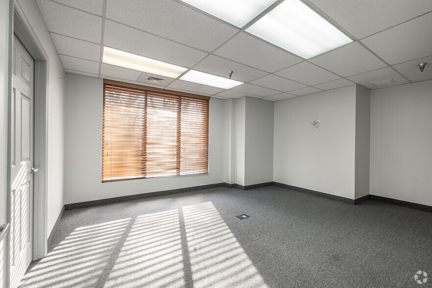 More Photos Of 1777 Reisterstown Rd, Pikesville Unknown For Lease